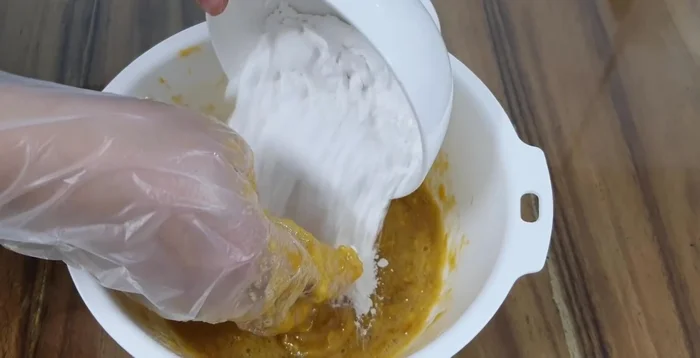 Trộn đều chuối, đường với 80g bột gạo.