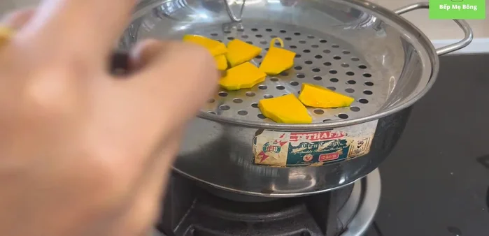 Hấp bí đỏ cho chín. (Khoảng 15-20 phút)