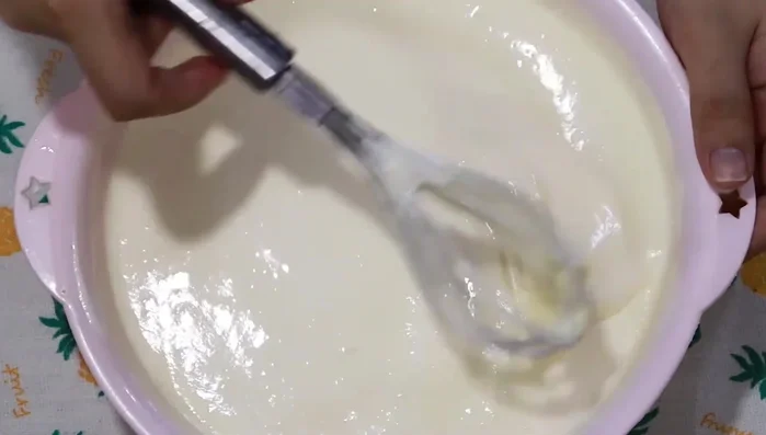 Trộn đều hỗn hợp dưa lưới với phần whipping cream đã đánh bông.