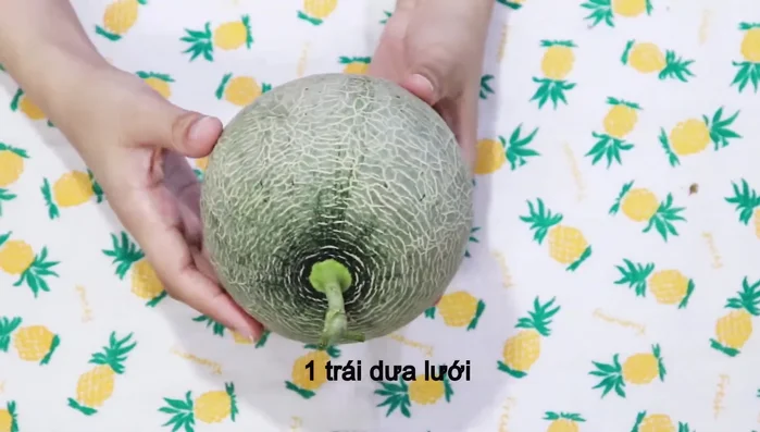 Gọt vỏ và xay nhuyễn nửa trái dưa lưới.