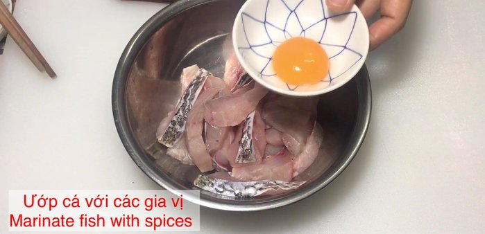 Ướp cá với hành tím, ớt, gừng băm nhỏ, lòng đỏ trứng gà, nước mắm, bột ngọt, tiêu, rượu trắng và một ít gừng giã nhỏ. Trộn đều và để ướp trong 15 phút. (190.069)
