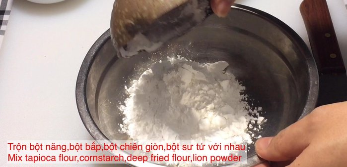 Trộn đều bột chiên giòn, bột mì và bột chiên xù. (330.29)