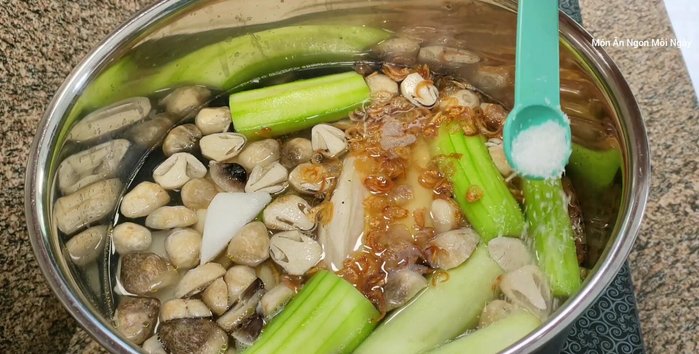 Nêm gia vị: bột ngọt, hạt nêm, muối, đường.