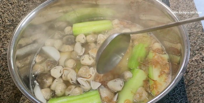 Đun sôi liu riu khoảng 25-35 phút (tùy gà và sở thích).
