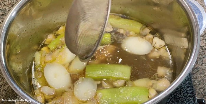 Vớt gà ra xé nhỏ. Vớt rau củ ra nếu muốn nước dùng trong.
