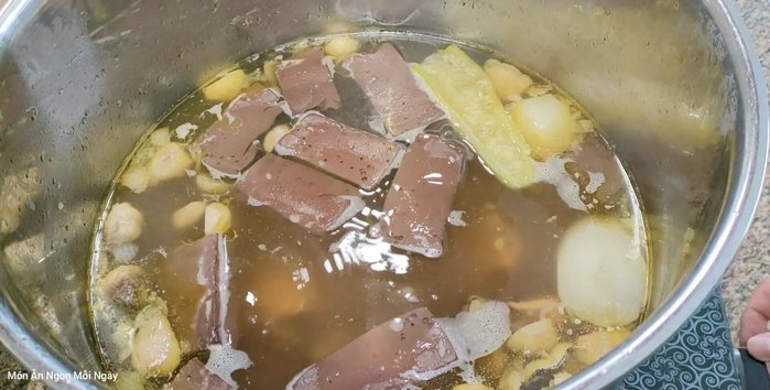 Tắt bếp, đậy nắp giữ nóng.