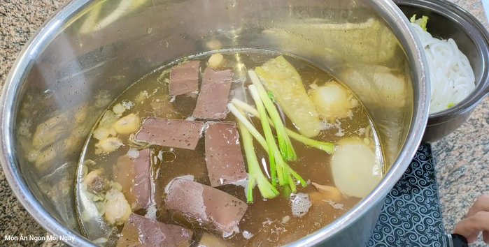 Cho bánh canh (đã trụng sơ) vào tô.