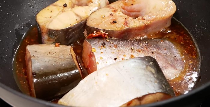 Đổ nước màu đã chuẩn bị vào cá, đun sôi. Thêm nước, đun sôi lại rồi hạ lửa nhỏ, đun liu riu cho đến khi nước cạn và cá chín mềm.