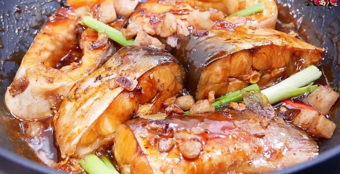 Rắc hành lá và ớt lên trên cùng.