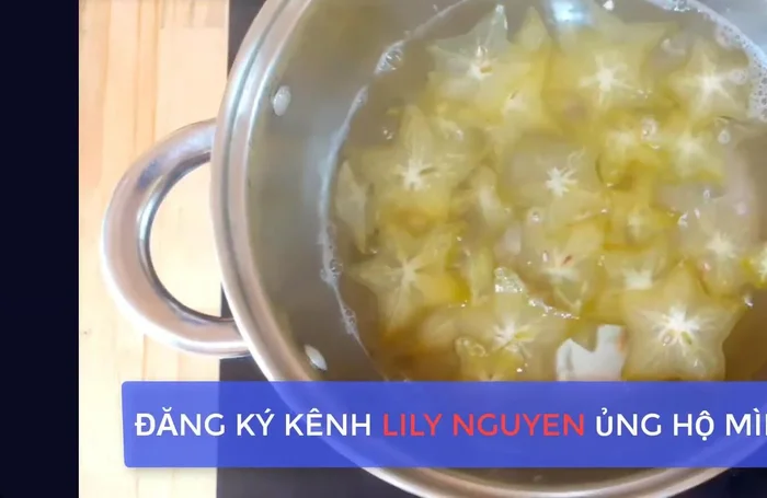Nếu có nấm hoặc tàu hủ, cho vào cùng lúc này.