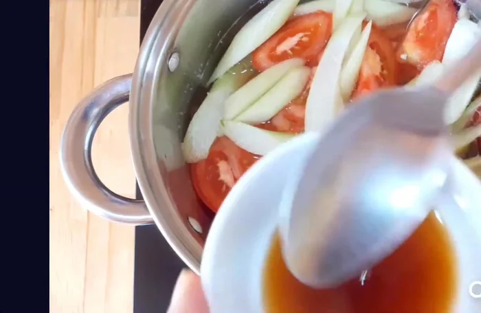 Nêm nếm gia vị: 2 muỗng canh nước mắm, 2 muỗng cà phê đường, một nhúm nhỏ muối.