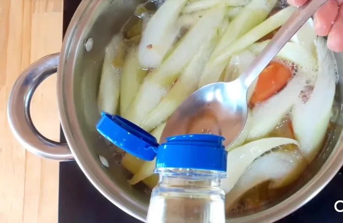 Cho thêm 2 muỗng súp dầu ăn.