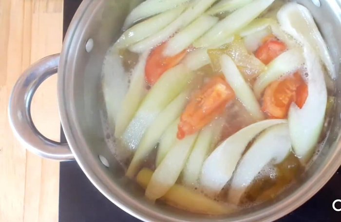 Đun sôi khoảng 3-4 phút cho cà chua và bạc hà chín mềm.