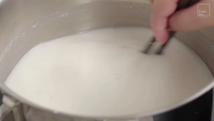 Nấu cháo: Đun sôi hỗn hợp bột gạo, khuấy đều tay đến khi cháo chín và sánh mịn, nêm gia vị cho vừa ăn. (283.33 - 326.28)