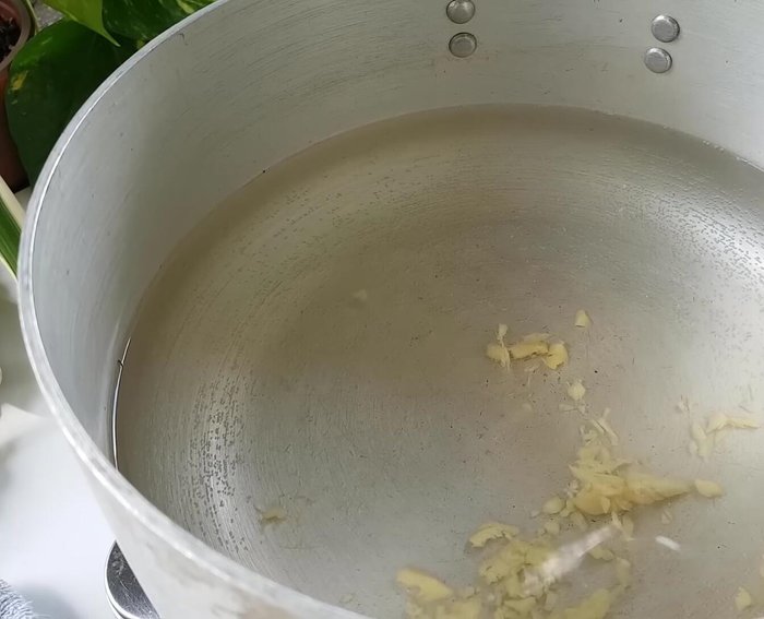 Trụng mực: Cho gừng đập dập, ½ muỗng cà phê muối và mực vào nồi nước sôi, trụng khoảng 20 giây rồi vớt ra. Mục đích để khử mùi tanh và không bị ra nước khi xào.