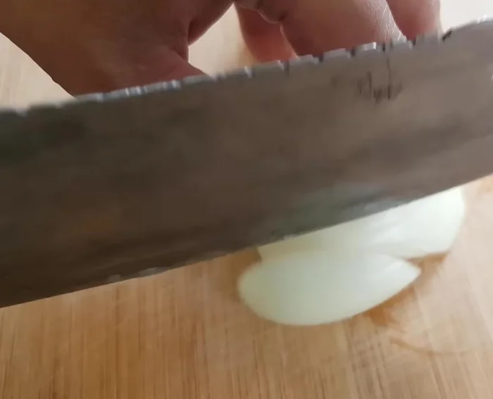 Cắt hành tây, ớt chuông, hành lá thành các miếng vừa ăn.