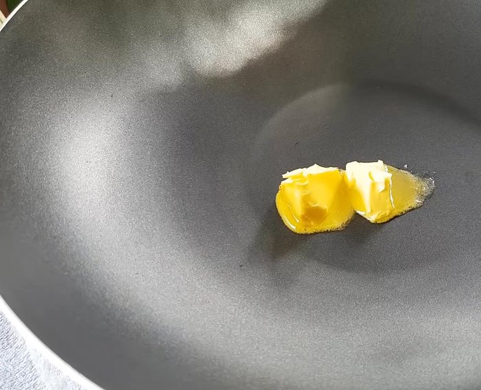 Xào tỏi với bơ: Cho 20g bơ vào chảo, bật lửa, đợi bơ tan chảy rồi cho 50g tỏi vào xào thơm.