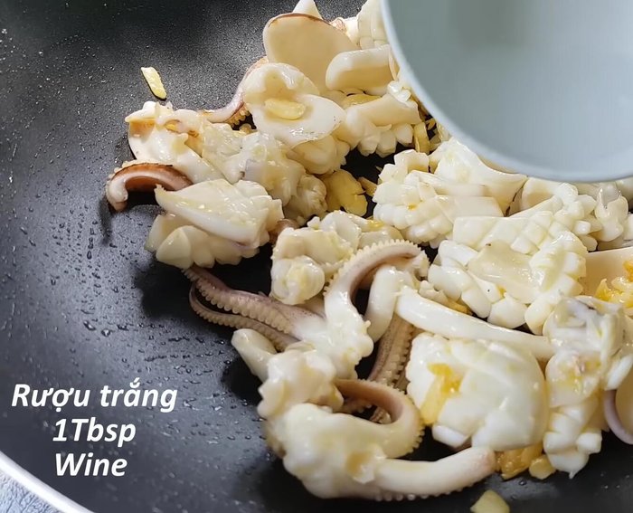 Thêm rượu trắng: Cho 1 muỗng canh rượu trắng vào xào vài chục giây cho rượu bay hơi.