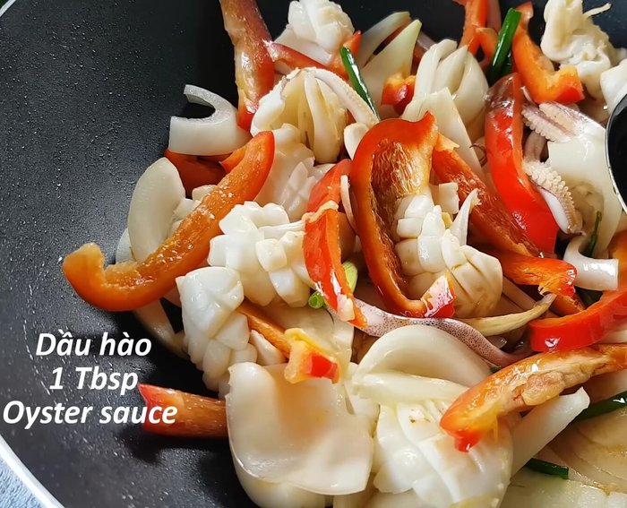 Nêm nếm: Thêm nước tương, dầu hào, tương cà, hạt nêm, đường, nước lọc vào xào cùng, nêm nếm cho vừa ăn.