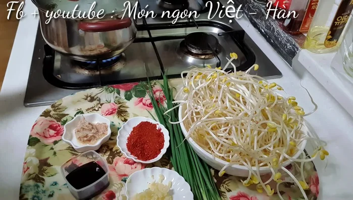 Nấu nước dùng: Đun sôi nước với tảo bẹ khô và tôm khô. Sau khi sôi, giảm lửa nhỏ và đun thêm 15 phút. Lấy tảo bẹ ra.