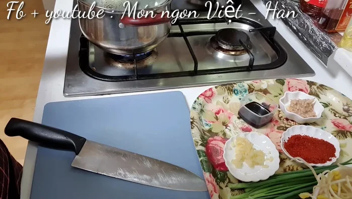 Đun nước dùng tiếp 5 phút nữa, sau đó cho hành tây vào.
