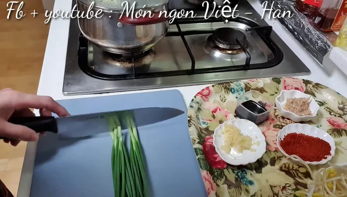 Cắt hành lá thành từng đoạn nhỏ.