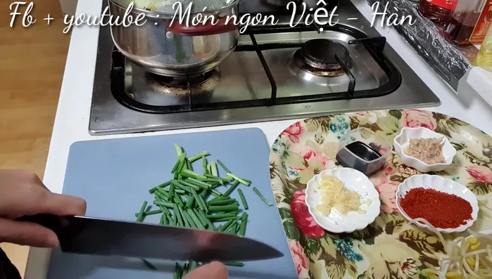 Cho nước dùng vào nồi, loại bỏ bọt nếu có.