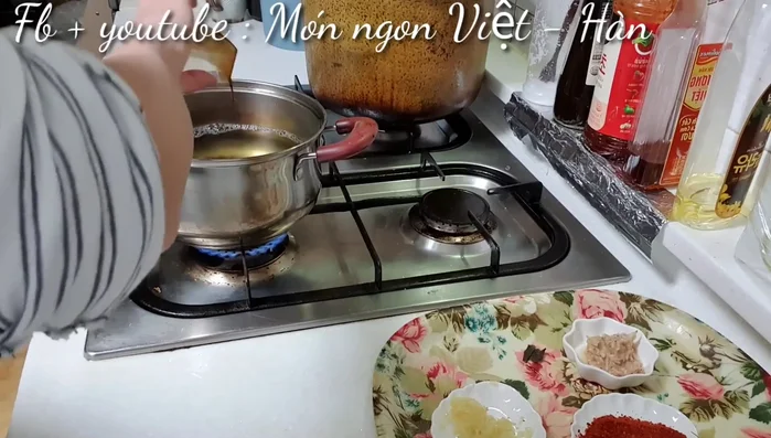 Thêm nước tương và muối vào nước dùng.