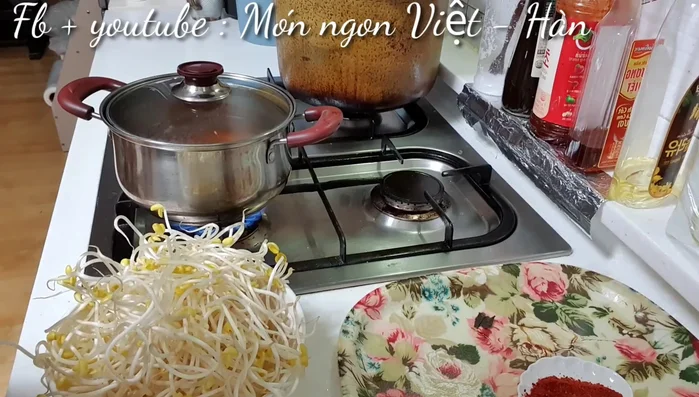 Đun sôi nước dùng lại, sau đó cho giá đỗ vào, đậy vung và đun trong khoảng 20 phút.
