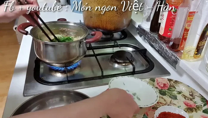 Cho hành lá vào, đun thêm 2 phút cho hành lá chín mềm.