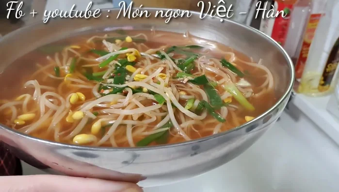Múc canh ra bát và thưởng thức.