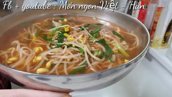 Chuẩn bị nguyên liệu: giá đỗ, hành lá, tỏi, nước tương, muối, bột ớt (tùy chọn), tảo bẹ khô, tôm khô.