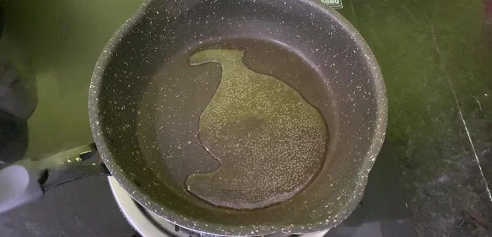Phi thơm hành, tỏi trong chảo với 2 muỗng canh dầu ăn.