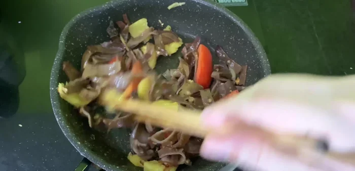 Thêm nấm mèo vào xào cùng.