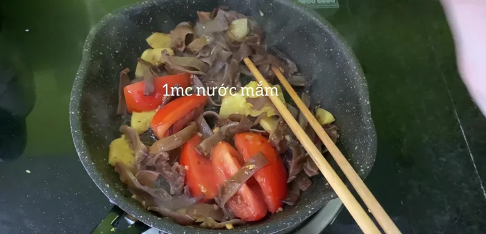 Nêm nước mắm và bột ngọt, đảo đều rồi tắt bếp.