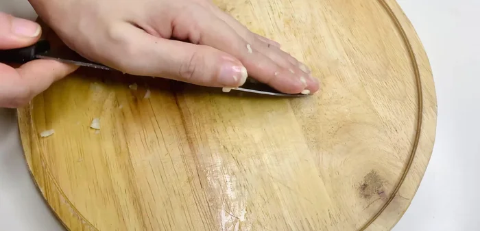 Băm nhỏ tỏi và hành.