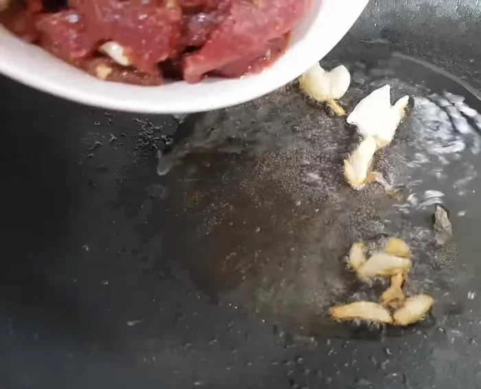 Xào thịt bò: Cho 2 muỗng canh dầu ăn vào chảo, phi thơm hành tím, cho thịt bò vào xào nhanh đến khi thịt bò săn lại, tắt bếp.