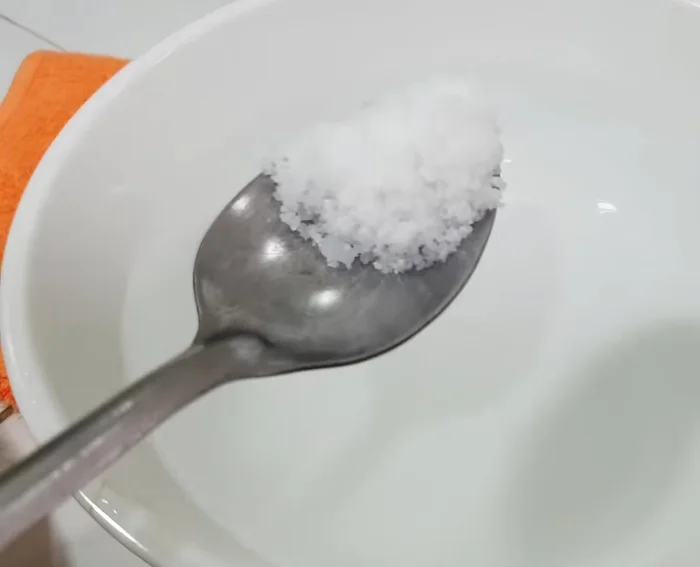 Chuẩn bị nước ngâm thịt bò: 1/2 lít nước + 1/2 muỗng canh muối. Cắt thịt bò lát mỏng, ngâm vào nước muối pha loãng. Cắt khế, hành tây lát mỏng.