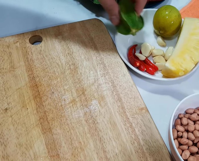 Chuẩn bị các nguyên liệu khác: Cắt khóm, ớt, tỏi, hành tây, rau thơm. Bỏ hạt khế.