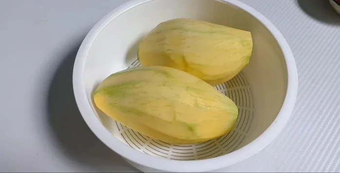 Bào sợi xoài. Cho xoài bào vào ngâm với nước đá cho giòn.