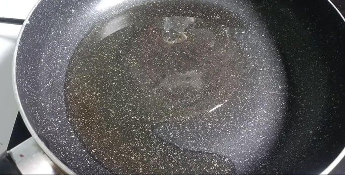 Chiên khô cá lóc đến khi vàng đều. Để nguội rồi xé nhỏ.