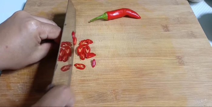 Cắt ớt, tắc, rau răm, rau quế.