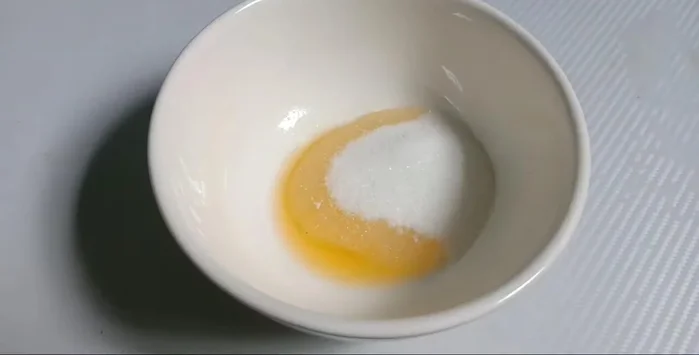 Pha nước sốt: Cho nước cốt tắc, đường, nước mắm, ớt băm, tiêu vào tô nhỏ, trộn đều.
