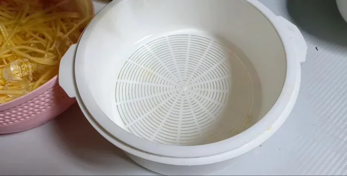 Vớt xoài ra để ráo nước.