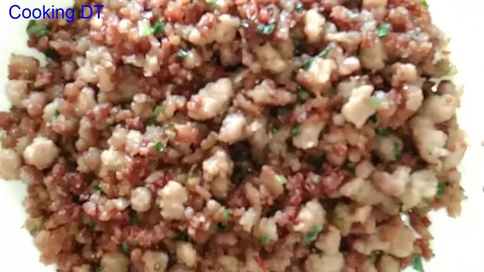 Chuẩn bị nguyên liệu: Thịt xay, hành, tỏi, ớt, dầu ăn, nước mắm, đường, mắm, dầu hào, lá.