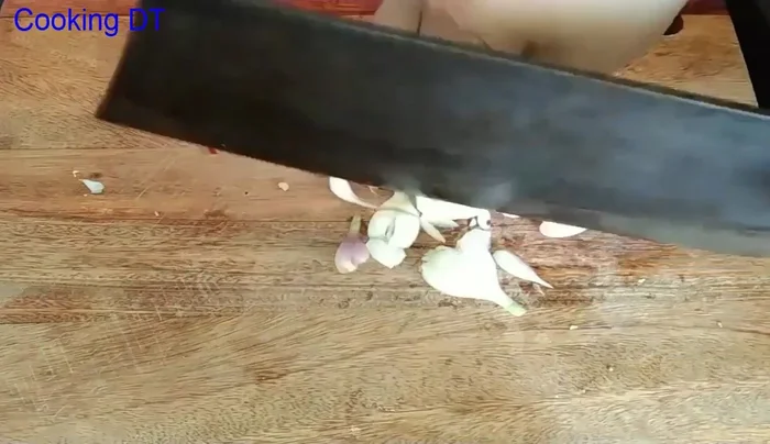 Cho 1/2 số hành, tỏi, ớt vào thịt xay.