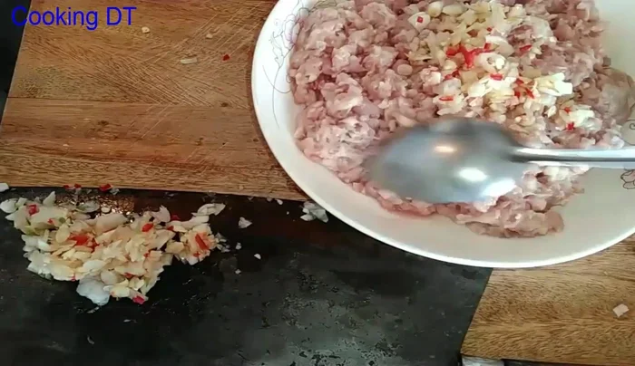 Thêm 1/2 thìa canh nước mắm và 2 thìa cà phê đường vào hỗn hợp thịt.