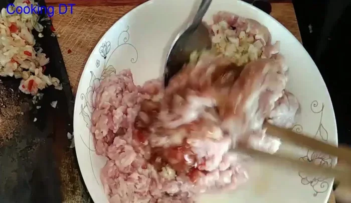 Trộn đều hỗn hợp thịt.