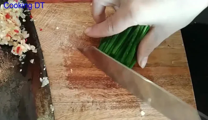 Thêm phần hành, tỏi, ớt còn lại và lá vào xào cùng.