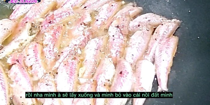 Cho cá đã chiên vào nồi đất.